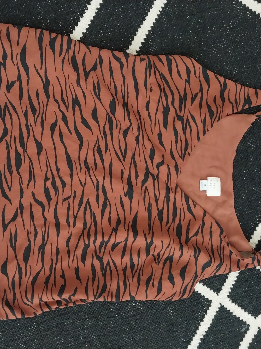 Beautiful Tiger Print V-Neck Cami Tank Top Sz Size M A New Year - Picture 3 of 10